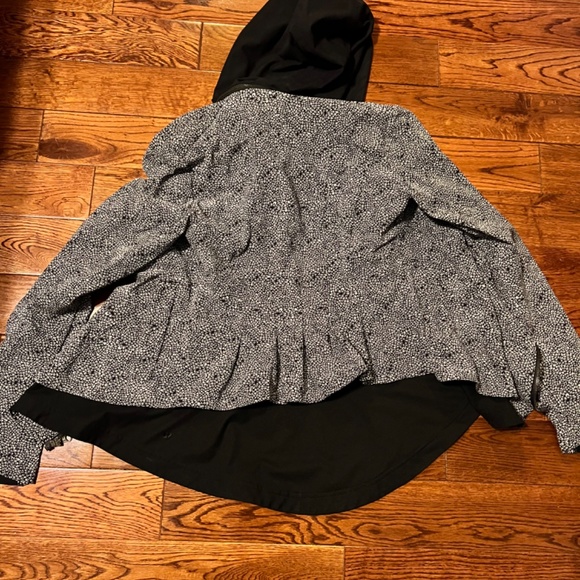 Sz 6 unique print lululemon zip up - Picture 2 of 3